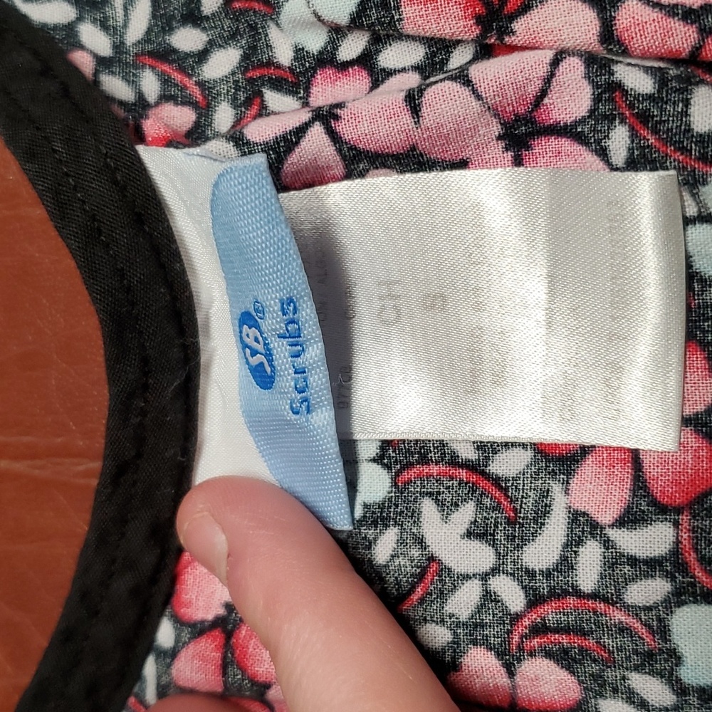 Small scrub top - Picture 2 of 2